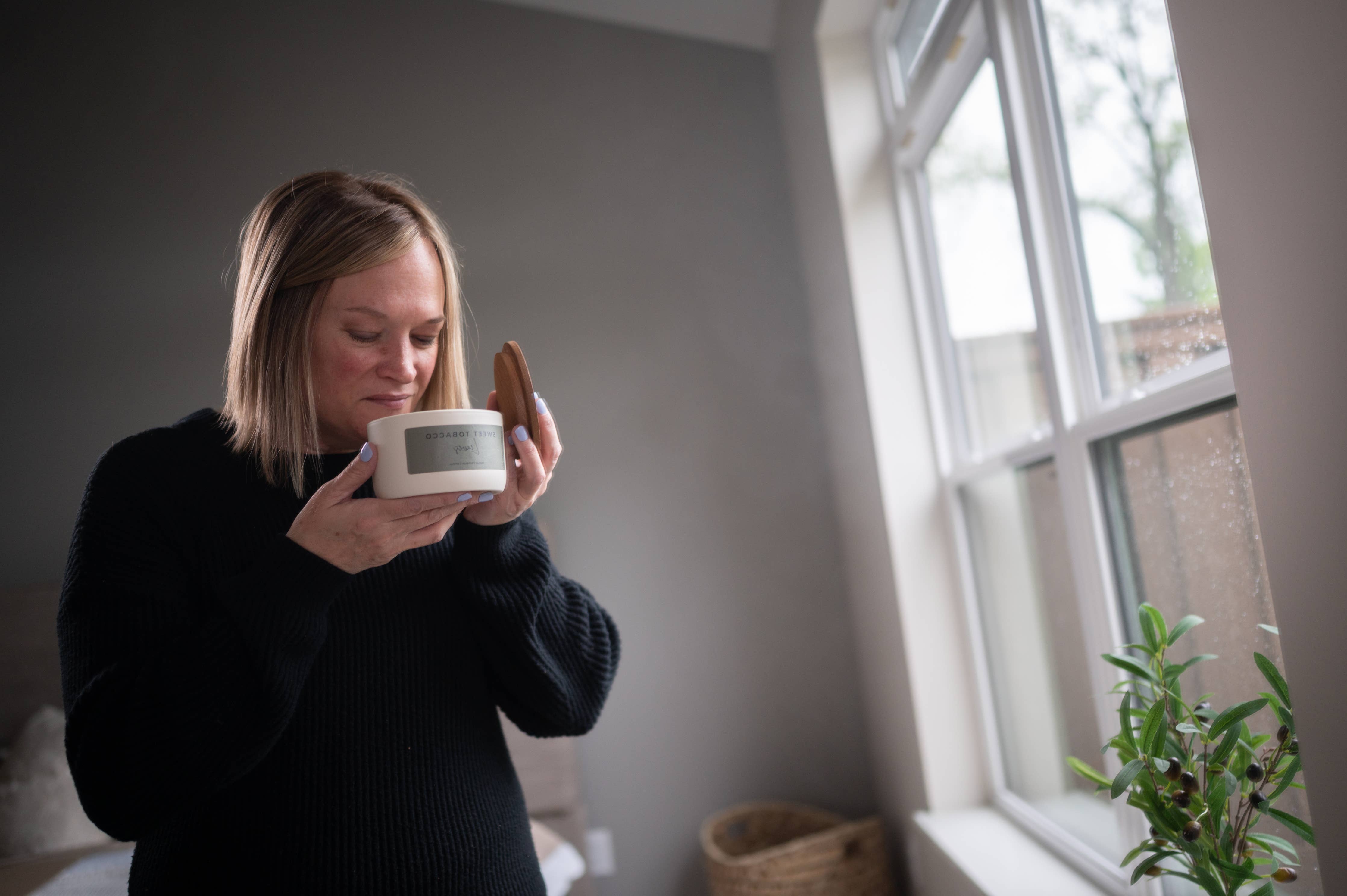 Sweet Tobacco Leaves | 10 oz Statement Candle