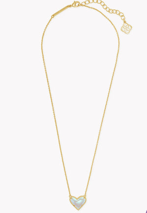 ARI HEART SHORT PENDANT NECKLACE - MOTHER OF PEARL