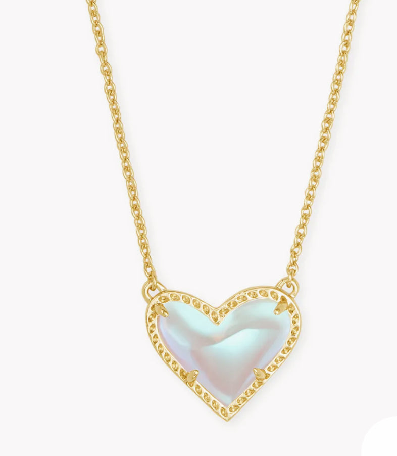 ARI HEART SHORT PENDANT NECKLACE - MOTHER OF PEARL