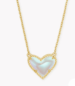 ARI HEART SHORT PENDANT NECKLACE - MOTHER OF PEARL