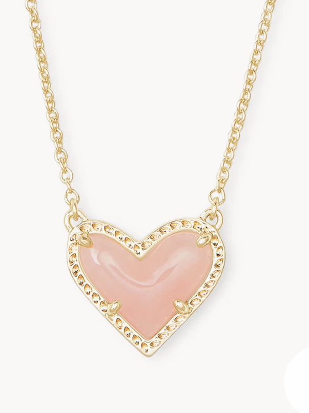 ARI HEART SHORT PENDANT NECKLACE - ROSE QUARTZ